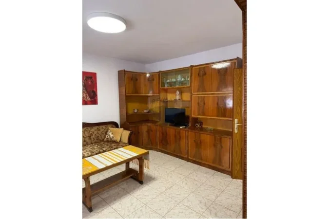 Tirane, jepet me qera apartament 3+1 Kati 4, 80 m² 600 € (Rr. Fortuzi)