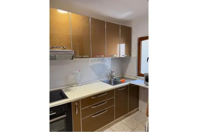 Tirane, jepet me qera apartament 3+1 Kati 4, 80 m² 600 € (Rr. Fortuzi)