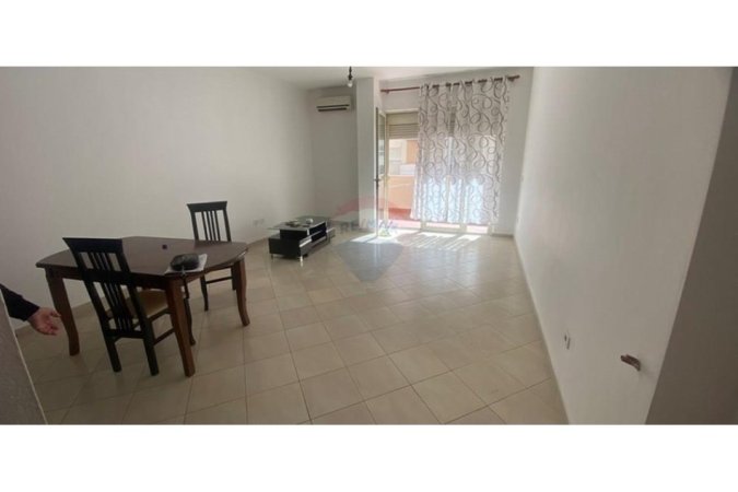 Tirane, jap me qera apartament 2+1+Ballkon Kati 2, 105 m² 600 € (Kristal Center)