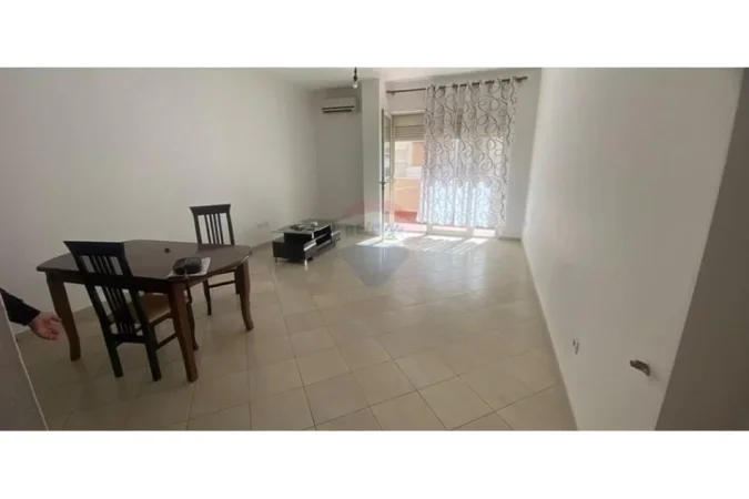 Tirane, jap me qera apartament 2+1+Ballkon Kati 2, 105 m² 600 € (Kristal Center)