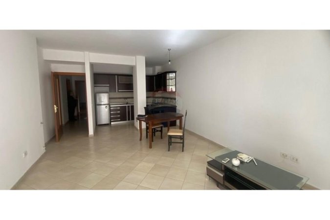 Tirane, jap me qera apartament 2+1+Ballkon Kati 2, 105 m² 600 € (Kristal Center)