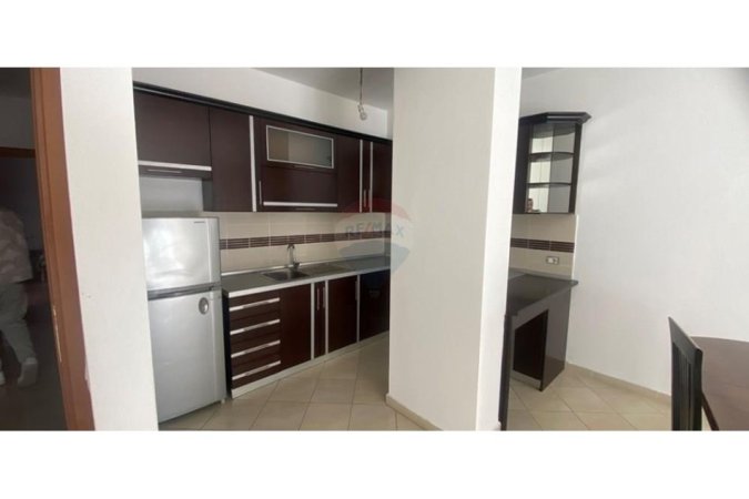 Tirane, jap me qera apartament 2+1+Ballkon Kati 2, 105 m² 600 € (Kristal Center)