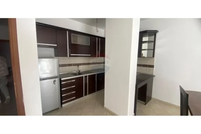 Tirane, jap me qera apartament 2+1+Ballkon Kati 2, 105 m² 600 € (Kristal Center)