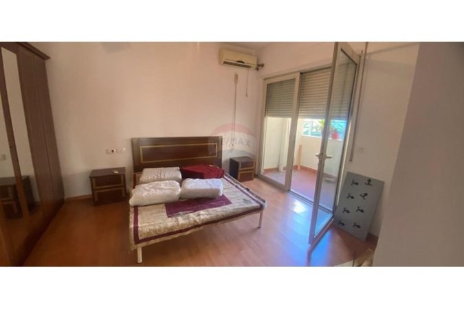 Tirane, jap me qera apartament 2+1+Ballkon Kati 2, 105 m² 600 € (Kristal Center)