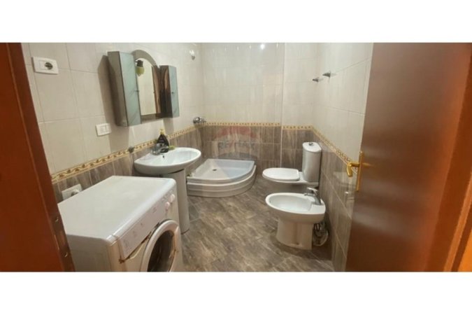 Tirane, jap me qera apartament 2+1+Ballkon Kati 2, 105 m² 600 € (Kristal Center)