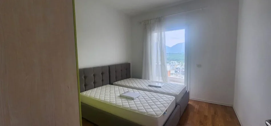 Tirane, jepet me qera apartament 2+1+Aneks+Ballkon Kati 4, 108 m² 800 € (ne Selite)