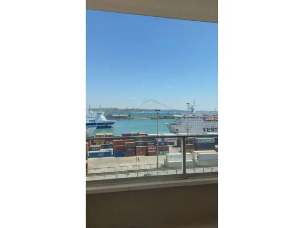 Durres, jepet me qera apartament 3+1 Kati 8, 146 m² 1.200 € (RRUGA E PORTIT ,DURRES)
