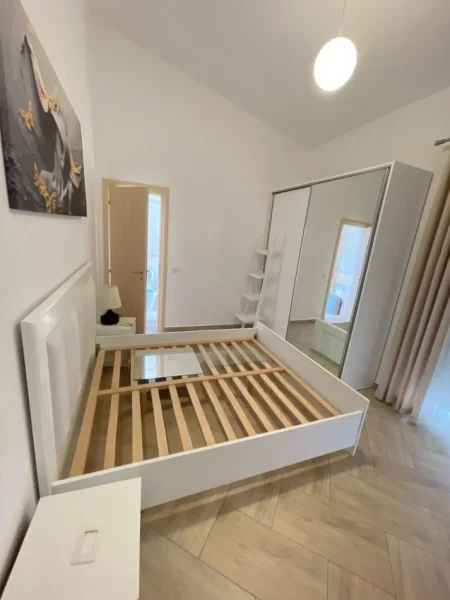 Tirane, jepet me qera apartament 2+1+Ballkon Kati 4, 164 m² 900 € (Liqeni i Thate)