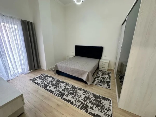 Tirane, jepet me qera apartament 2+1+Ballkon Kati 4, 110 m² 600 € (Rruga Hamdi Sina Liqeni i Thate)