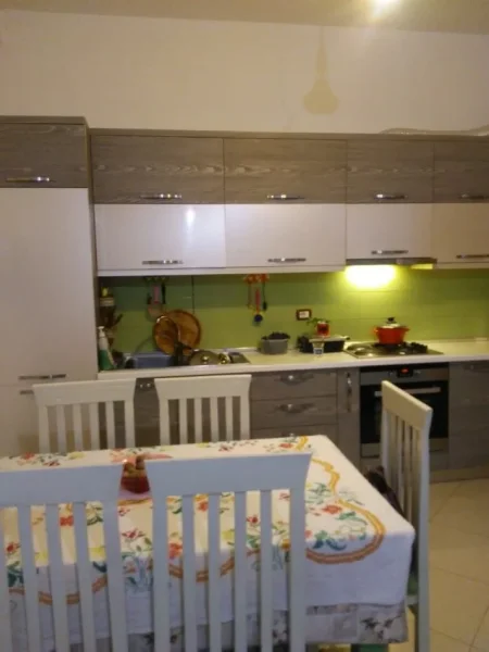 Tirane, jepet me qera apartament 2+1+Ballkon Kati 2, 90 m² 450 € (Astir pranë Hotel Marinaj)