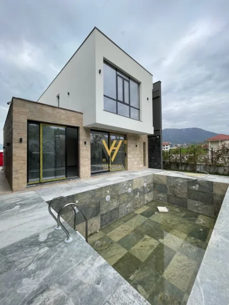 Tirane, jepet me qera Vile 3 Katshe Kati 0, 380 m² 4.000 € (LIQENI I FARKES)