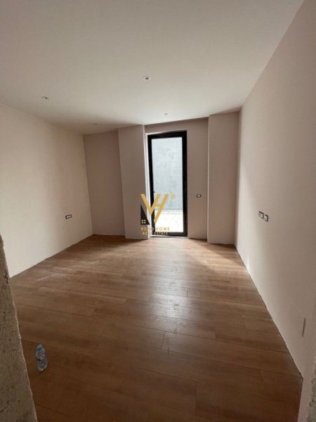Tirane, jepet me qera Vile 3 Katshe Kati 0, 380 m² 4.000 € (LIQENI I FARKES)