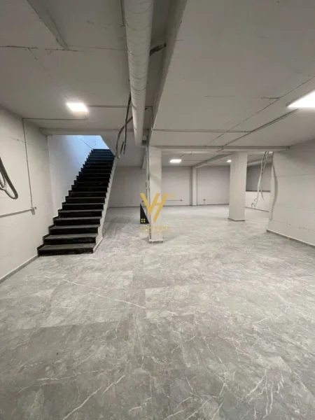 Tirane, jepet me qera Vile 3 Katshe Kati 0, 380 m² 4.000 € (LIQENI I FARKES)