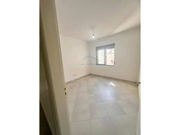 Durres, jepet me qera apartament 2+1+Ballkon Kati 5, 96 m² 350 € (UKD ,Durres)