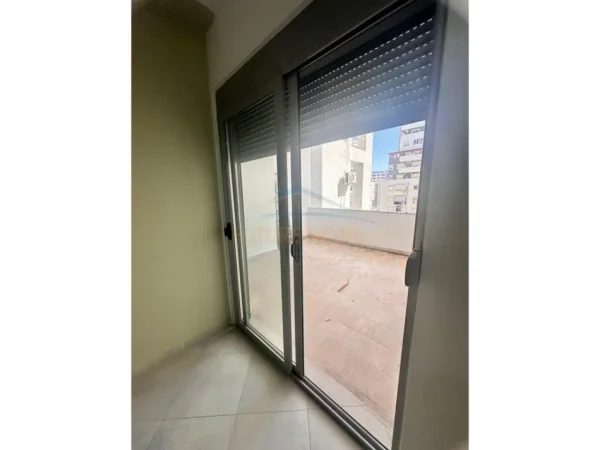 Durres, jepet me qera apartament 2+1+Ballkon Kati 5, 96 m² 350 € (UKD ,Durres)