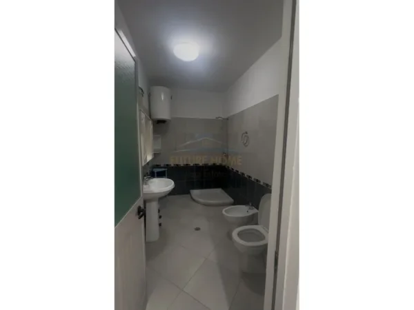 Durres, jepet me qera apartament 2+1+Ballkon Kati 5, 96 m² 350 € (UKD ,Durres)