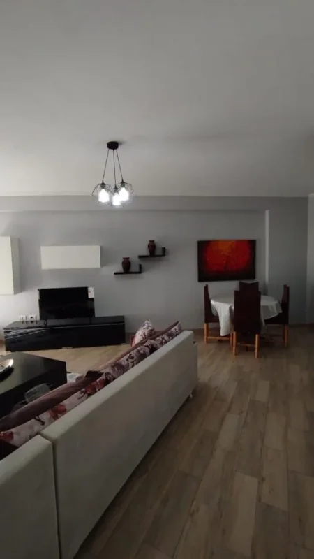 Tirane, jepet me qera apartament 1+1 Kati 4, 74 m² 600 € (Rruga e Dibres)