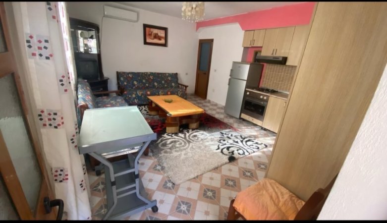 Tirane, jepet me qera garsonier 1+1 Kati 1, 30 m² (Ish fusha Aviacionit, Perball Shkolles Dhora Leka)