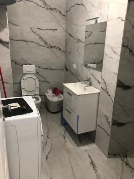 Tirane, jepet me qera apartament 1+1+Ballkon Kati 4, 71 m² 350 € (fresku)