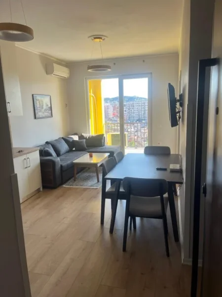 Tirane, jepet me qera apartament 2+1+Ballkon Kati 6, 90 m² 450 € (Grand Galery)
