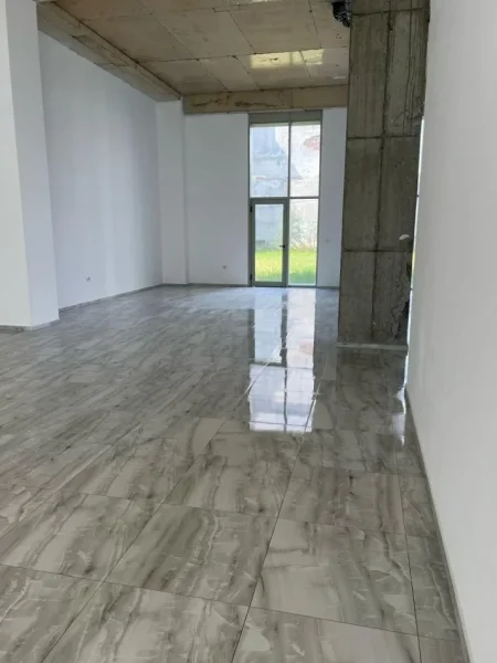 Tirane, jepet me qera ambjent biznesi Kati 0, 177 m² 1.000 € (Bulervardi i Ri)