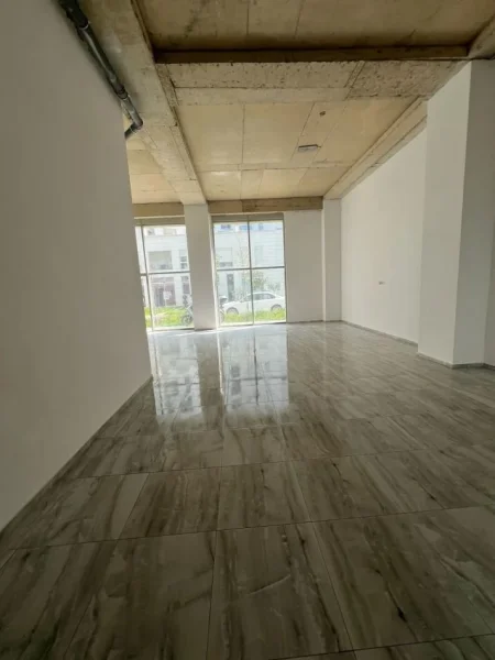 Tirane, jepet me qera ambjent biznesi Kati 0, 177 m² 1.000 € (Bulervardi i Ri)