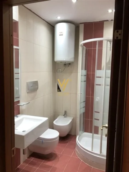 Tirane, jepet me qera apartament 3+1+Ballkon Kati 6, 150 m² 1.050 € (MYSLYM SHYRI)