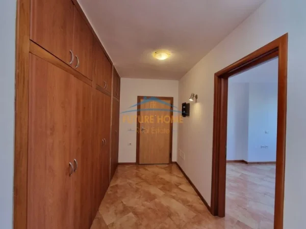 Tirane, jepet me qera ambjent biznesi Kati 3, 127 m² 1.100 € (Ish Ekspozita)
