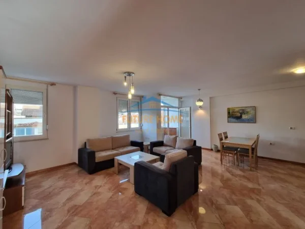 Tirane, jepet me qera ambjent biznesi Kati 3, 127 m² 1.100 € (Ish Ekspozita)