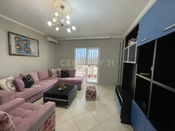 Tirane, jepet me qera apartament 2+1 Kati 3, 110 m² 500 € (Prane Xhamise Ali Demi)