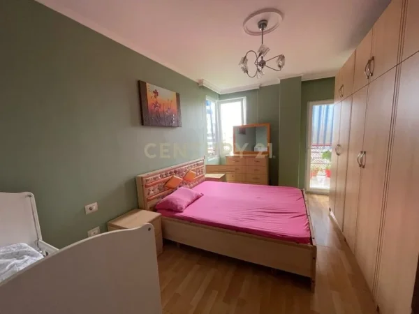 Tirane, jepet me qera apartament 2+1 Kati 3, 110 m² 500 € (Prane Xhamise Ali Demi)