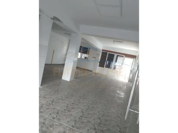 Durres, jepet me qera ambjent biznesi Kati 0, 84 m² 400 € (Flagship Center, Durres)