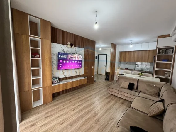 Tirane, jepet me qera apartament 2+1+Ballkon Kati 9, 94 m² 549 € (Golden park 3)