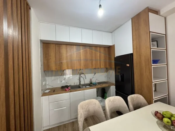 Tirane, jepet me qera apartament 2+1+Ballkon Kati 9, 94 m² 549 € (Golden park 3)