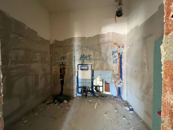 Shitet, Apartament 1+1, Rezidenca Porta e Re, Tiranë.