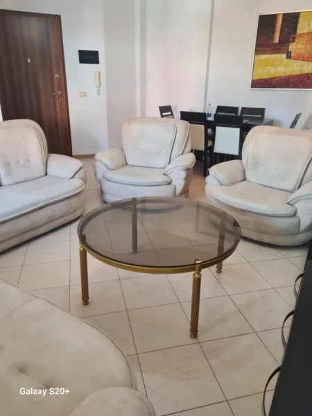 Tirane, jepet me qera apartament 2+1 Kati 4, 80 m² 700 € (Rruga e Kosovareve)