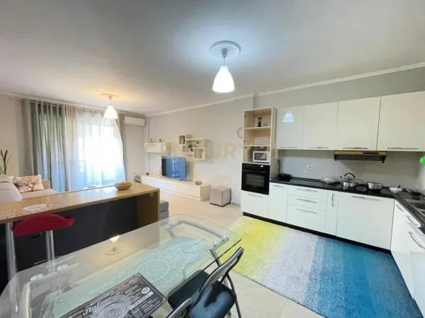 Tirane, jepet me qera apartament 2+1 Kati 1, 110 m² 700 € (Liqeni i Thate)