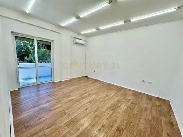 Tirane, jepet me qera zyre Kati 2, 100 m² 700 € (PRANE AMBASADES AMERIKANE)