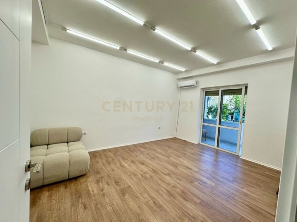 Tirane, jepet me qera zyre Kati 2, 100 m² 700 € (PRANE AMBASADES AMERIKANE)