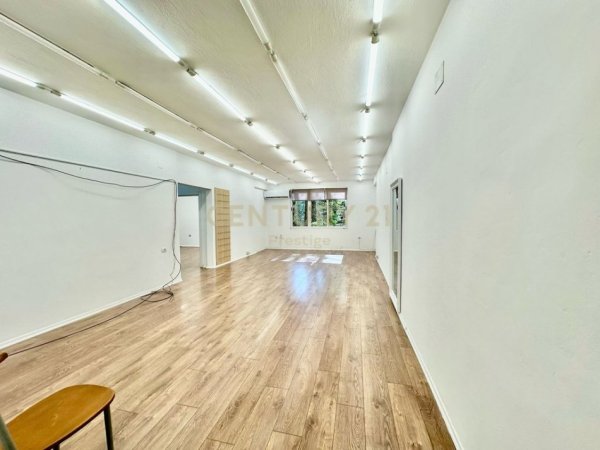 Tirane, jepet me qera zyre Kati 2, 100 m² 700 € (PRANE AMBASADES AMERIKANE)