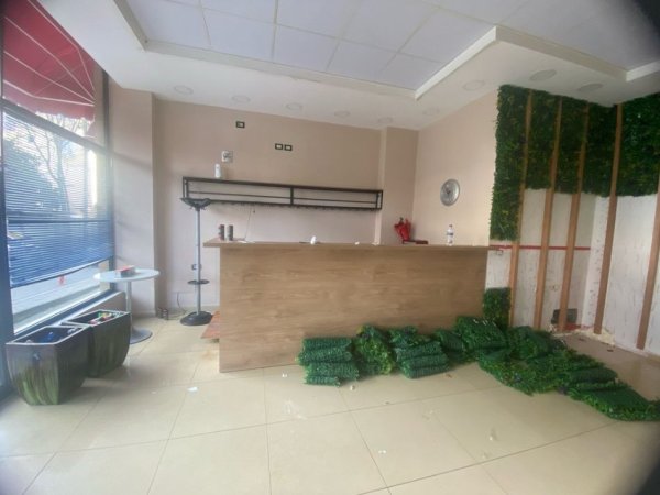 Tirane, jepet me qera ambjent biznesi Kati 0, 35 m² 450 € (Brryli)