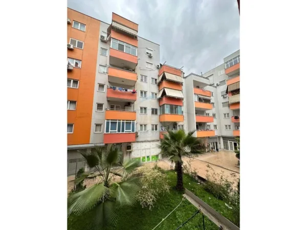 Shitet, Apartament 1+1 (i konvertuar në 2+1), Rruga Jordan Misja, Tiranë.
