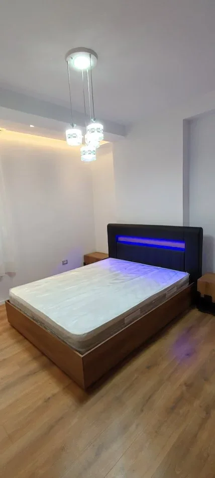 Tirane, jepet me qera apartament 2+1+Ballkon Kati 2, 100 m² 700 € (Komuna e Parisit)