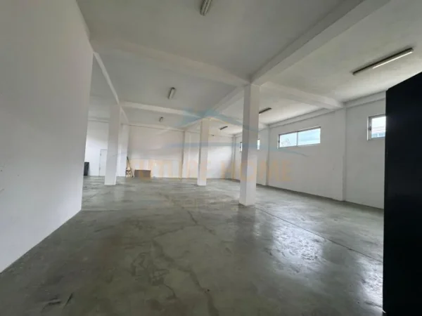 Durres, jepet me qera ambjent biznesi Kati 0, 2.846 m² 2.000 € (Autostrada Durres-Tirane)