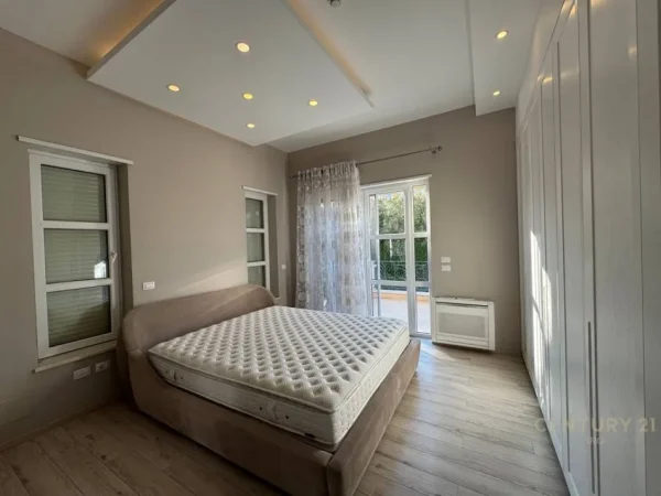 Tirane, jepet me qera Vile 3 Katshe , 410 m² 5.000 € (Rolling Hills)