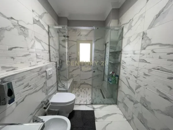 Tirane, jepet me qera apartament 2+1 Kati 2, 145 m² 600 € (Linze, Vilat e Arabit)