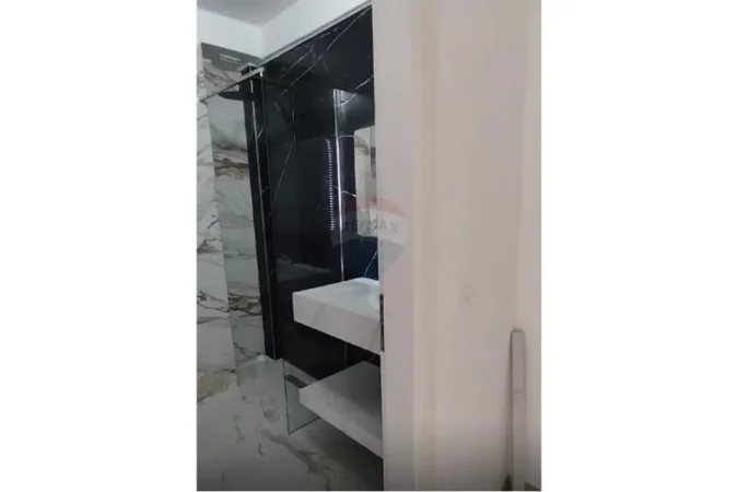 Tirane, jepet me qera ambjent biznesi Kati 0, 90 m² 1.100 € (Rruga Hoxha Tahsin)