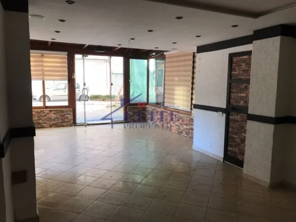 Tirane, jepet me qera ambjent biznesi Kati 2, 110 m² 600 € (Ish Uet-ja)