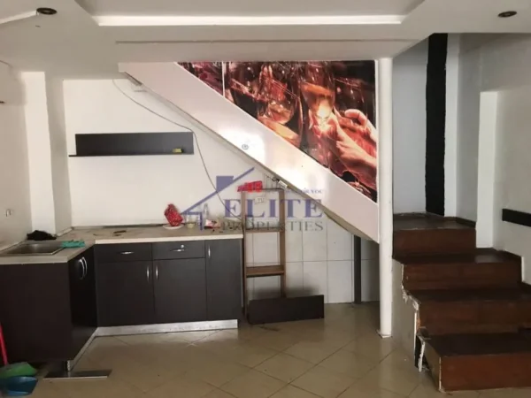 Tirane, jepet me qera ambjent biznesi Kati 2, 110 m² 600 € (Ish Uet-ja)