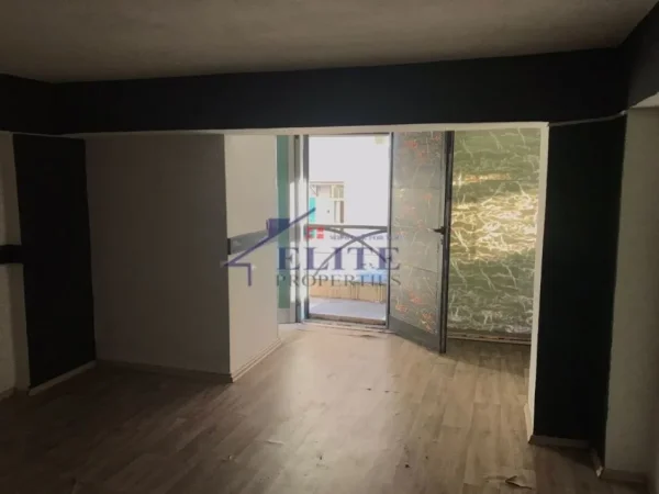 Tirane, jepet me qera ambjent biznesi Kati 2, 110 m² 600 € (Ish Uet-ja)